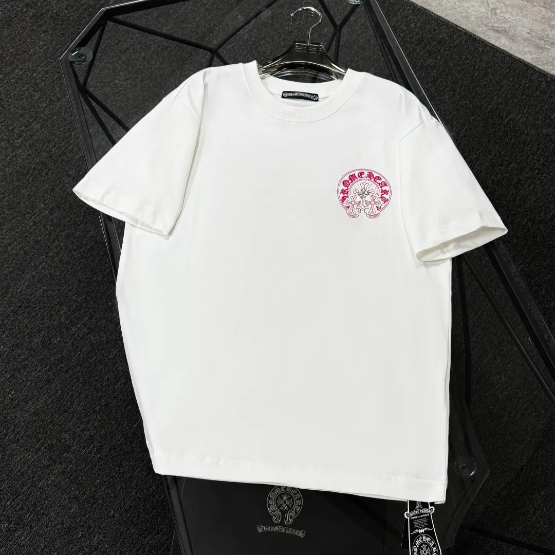 P180 Chrome Hearts 25 high-end versions. The fabric is made of 300 grams of high-density pure cotton. It does not deform or shrink. It has three labels. It is the same style for men and women. Technology: patch embroidery + original development hardware. Color: white, black. SIZE: S-XL.